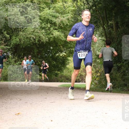 30.08.2026 - Elbe Triathlon Hamburg Antke Förster http://msf.ph/oto/10102015 30.08.2026 11:24:54 Laufen 1121, 1203 meine-sportfotos.de