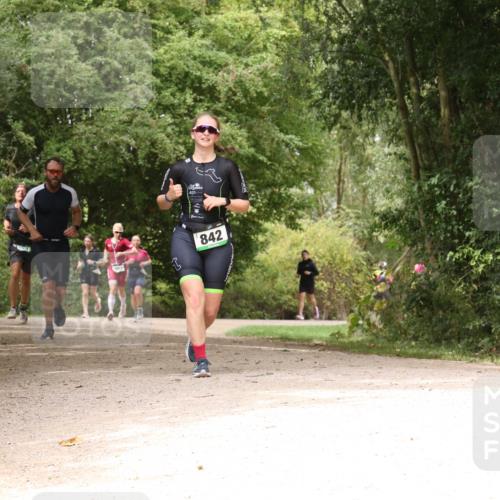 30.08.2026 - Elbe Triathlon Hamburg Antke Förster http://msf.ph/oto/10102073 30.08.2026 11:25:31 Laufen 842 meine-sportfotos.de