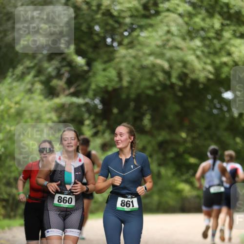 30.08.2026 - Elbe Triathlon Hamburg Antke Förster http://msf.ph/oto/10102142 30.08.2026 11:22:56 Laufen 860, 861 meine-sportfotos.de