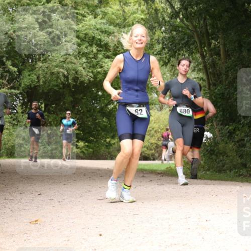 30.08.2026 - Elbe Triathlon Hamburg Antke Förster http://msf.ph/oto/10102245 30.08.2026 11:27:25 Laufen 1092, 62, 880 meine-sportfotos.de