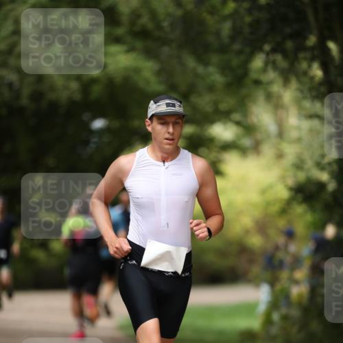 30.08.2026 - Elbe Triathlon Hamburg Antke Förster http://msf.ph/oto/10102362 30.08.2026 11:25:21 Laufen 1020 meine-sportfotos.de