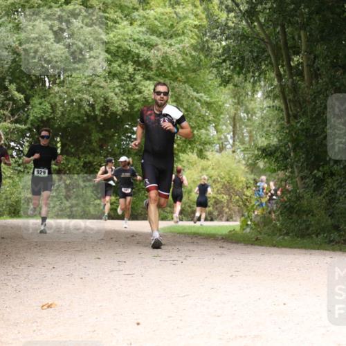 30.08.2026 - Elbe Triathlon Hamburg Antke Förster http://msf.ph/oto/10102745 30.08.2026 11:33:55 Laufen 977, 929 meine-sportfotos.de