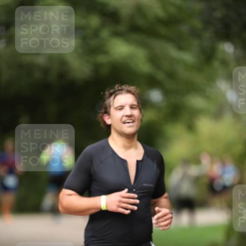 30.08.2026 - Elbe Triathlon Hamburg Antke Förster http://msf.ph/oto/10102766 30.08.2026 11:29:45 Laufen 1170 meine-sportfotos.de