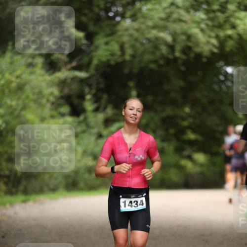 30.08.2026 - Elbe Triathlon Hamburg Antke Förster http://msf.ph/oto/10103756 30.08.2026 11:41:34 Laufen 1434 meine-sportfotos.de