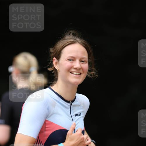 30.08.2026 - Elbe Triathlon Hamburg Antke Förster http://msf.ph/oto/10104290 30.08.2026 11:48:55 Laufen 822 meine-sportfotos.de