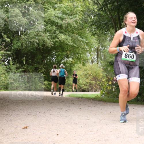 30.08.2026 - Elbe Triathlon Hamburg Antke Förster http://msf.ph/oto/10104359 30.08.2026 11:54:34 Laufen 860 meine-sportfotos.de