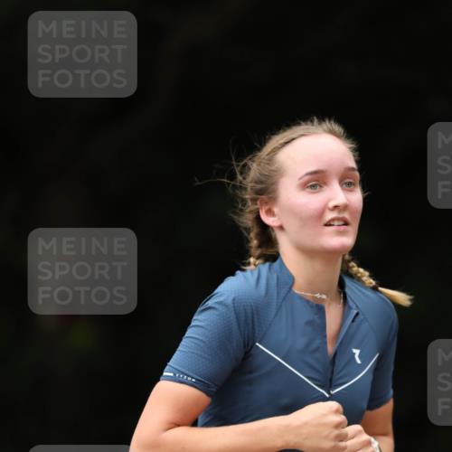 30.08.2026 - Elbe Triathlon Hamburg Antke Förster http://msf.ph/oto/10104582 30.08.2026 11:53:16 Laufen 86, 7 meine-sportfotos.de