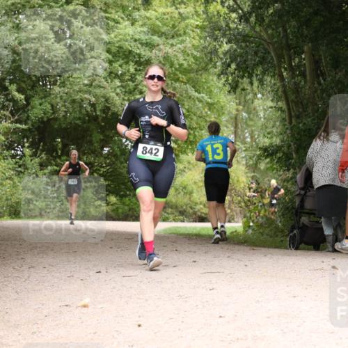 30.08.2026 - Elbe Triathlon Hamburg Antke Förster http://msf.ph/oto/10104681 30.08.2026 11:59:47 Laufen 1563, 842, 13 meine-sportfotos.de