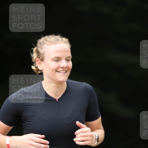 30.08.2026 - Elbe Triathlon Hamburg Antke Förster http://msf.ph/oto/10105076 30.08.2026 12:00:38 Laufen 1544 meine-sportfotos.de