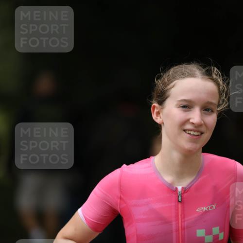 30.08.2026 - Elbe Triathlon Hamburg Antke Förster http://msf.ph/oto/10105102 30.08.2026 12:00:57 Laufen 1420 meine-sportfotos.de