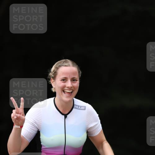 30.08.2026 - Elbe Triathlon Hamburg Antke Förster http://msf.ph/oto/10105152 30.08.2026 12:01:31 Laufen 1522 meine-sportfotos.de