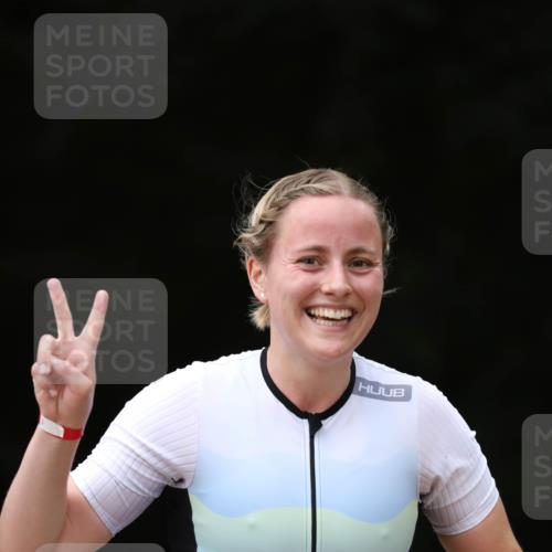 30.08.2026 - Elbe Triathlon Hamburg Antke Förster http://msf.ph/oto/10105156 30.08.2026 12:01:32 Laufen 1522 meine-sportfotos.de