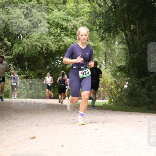 30.08.2026 - Elbe Triathlon Hamburg Antke Förster http://msf.ph/oto/10105177 30.08.2026 12:04:56 Laufen 1095, 803, 23, 923 meine-sportfotos.de