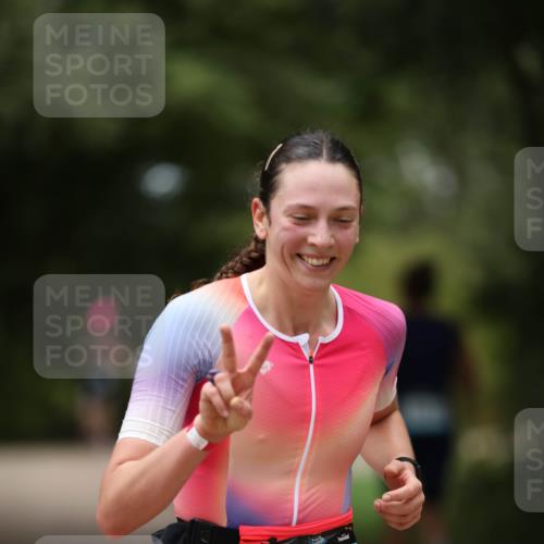 30.08.2026 - Elbe Triathlon Hamburg Antke Förster http://msf.ph/oto/10105400 30.08.2026 12:04:01 Laufen 92 meine-sportfotos.de