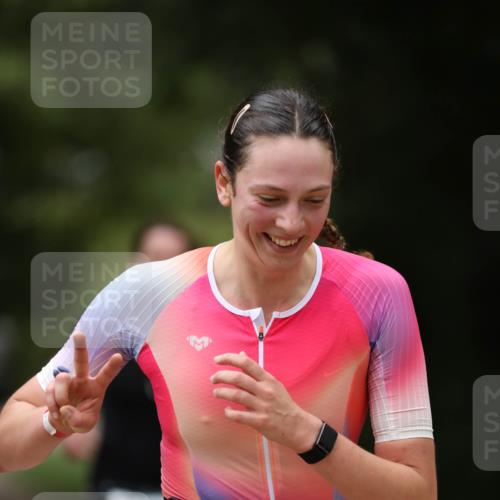 30.08.2026 - Elbe Triathlon Hamburg Antke Förster http://msf.ph/oto/10105402 30.08.2026 12:04:01 Laufen 492 meine-sportfotos.de