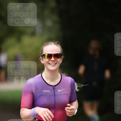30.08.2026 - Elbe Triathlon Hamburg Antke Förster http://msf.ph/oto/10105480 30.08.2026 12:04:54 Laufen 1550 meine-sportfotos.de