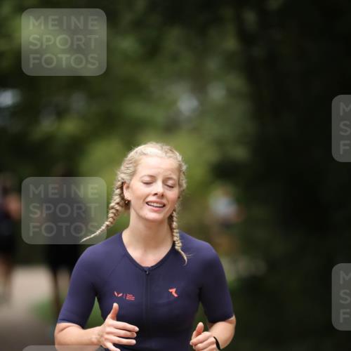 30.08.2026 - Elbe Triathlon Hamburg Antke Förster http://msf.ph/oto/10105490 30.08.2026 12:04:57 Laufen 3, 923 meine-sportfotos.de