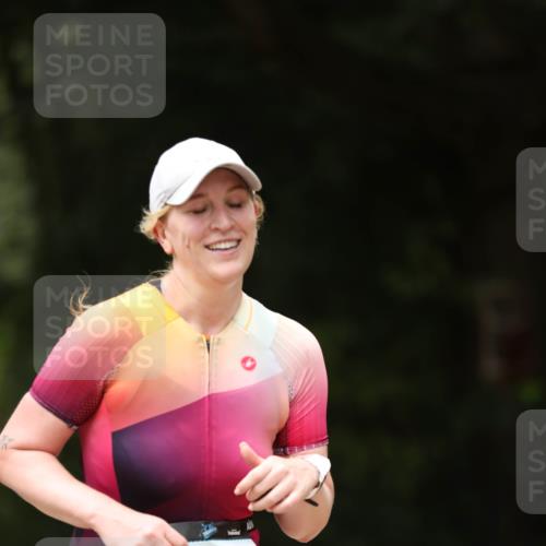 30.08.2026 - Elbe Triathlon Hamburg Antke Förster http://msf.ph/oto/10105666 30.08.2026 12:06:56 Laufen 1561 meine-sportfotos.de