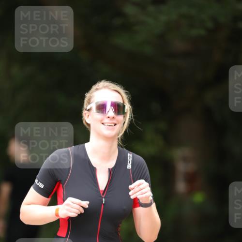 30.08.2026 - Elbe Triathlon Hamburg Antke Förster http://msf.ph/oto/10105766 30.08.2026 12:08:05 Laufen 1581 meine-sportfotos.de