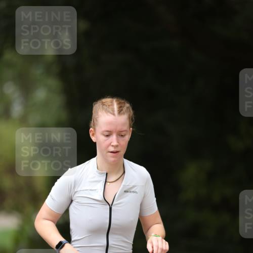 30.08.2026 - Elbe Triathlon Hamburg Antke Förster http://msf.ph/oto/10105854 30.08.2026 12:10:29 Laufen 09 meine-sportfotos.de