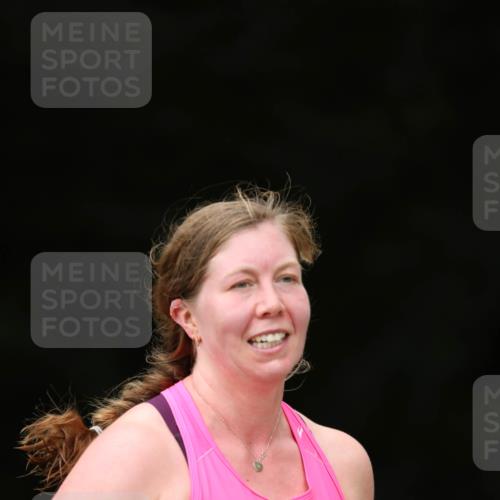 30.08.2026 - Elbe Triathlon Hamburg Antke Förster http://msf.ph/oto/10106304 30.08.2026 12:16:53 Laufen 7001 meine-sportfotos.de