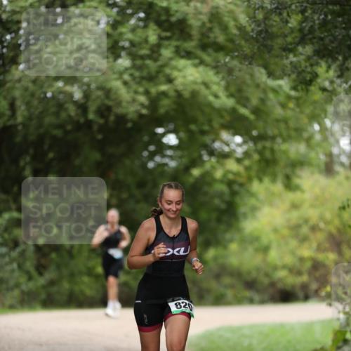 30.08.2026 - Elbe Triathlon Hamburg Antke Förster http://msf.ph/oto/10106310 30.08.2026 12:17:11 Laufen 820 meine-sportfotos.de