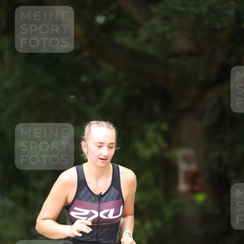 30.08.2026 - Elbe Triathlon Hamburg Antke Förster http://msf.ph/oto/10106316 30.08.2026 12:17:13 Laufen 820 meine-sportfotos.de