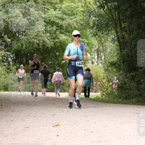 30.08.2026 - Elbe Triathlon Hamburg Antke Förster http://msf.ph/oto/10106345 30.08.2026 12:23:53 Laufen 1617, 1628 meine-sportfotos.de