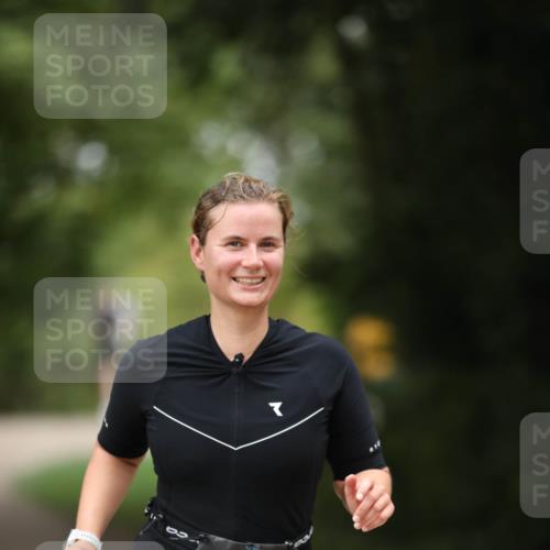 30.08.2026 - Elbe Triathlon Hamburg Antke Förster http://msf.ph/oto/10106506 30.08.2026 12:20:07 Laufen 1609 meine-sportfotos.de