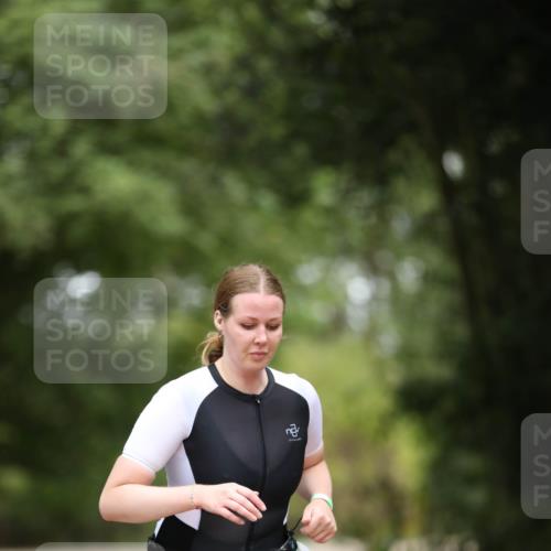30.08.2026 - Elbe Triathlon Hamburg Antke Förster http://msf.ph/oto/10106512 30.08.2026 12:20:25 Laufen 96, 900 meine-sportfotos.de