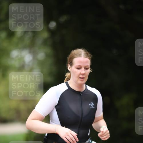 30.08.2026 - Elbe Triathlon Hamburg Antke Förster http://msf.ph/oto/10106514 30.08.2026 12:20:26 Laufen 966 meine-sportfotos.de