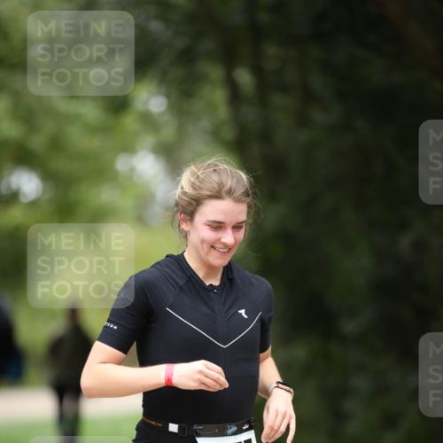 30.08.2026 - Elbe Triathlon Hamburg Antke Förster http://msf.ph/oto/10106720 30.08.2026 12:23:22 Laufen 1557 meine-sportfotos.de