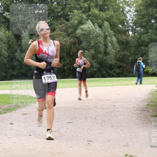 30.08.2026 - Elbe Triathlon Hamburg Antke Förster http://msf.ph/oto/10107027 30.08.2026 12:41:48 Laufen 1757, 758 meine-sportfotos.de