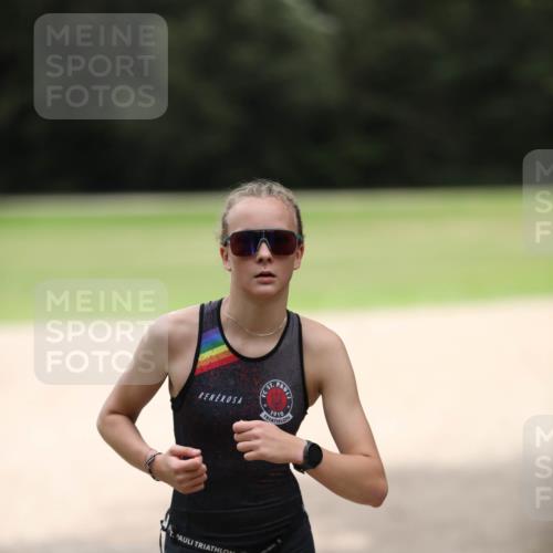 30.08.2026 - Elbe Triathlon Hamburg Antke Förster http://msf.ph/oto/10107282 30.08.2026 12:37:58 Laufen 1910 meine-sportfotos.de