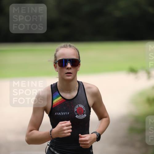 30.08.2026 - Elbe Triathlon Hamburg Antke Förster http://msf.ph/oto/10107284 30.08.2026 12:37:59 Laufen 1910 meine-sportfotos.de