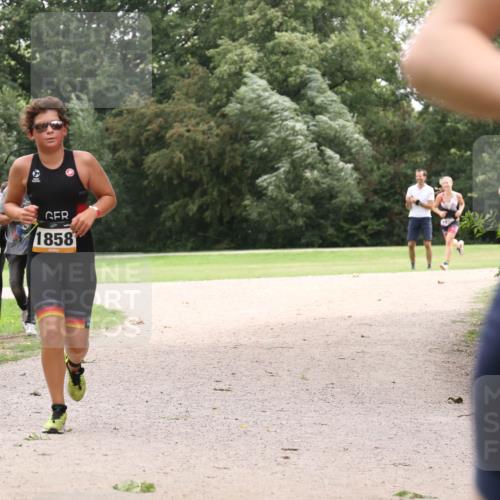 30.08.2026 - Elbe Triathlon Hamburg Antke Förster http://msf.ph/oto/10107501 30.08.2026 12:54:34 Laufen 1858 meine-sportfotos.de