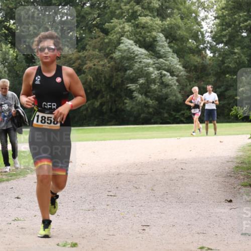30.08.2026 - Elbe Triathlon Hamburg Antke Förster http://msf.ph/oto/10107503 30.08.2026 12:54:35 Laufen 1858, 1827 meine-sportfotos.de