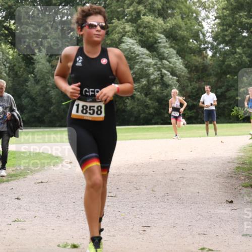 30.08.2026 - Elbe Triathlon Hamburg Antke Förster http://msf.ph/oto/10107505 30.08.2026 12:54:35 Laufen 1858, 1821 meine-sportfotos.de