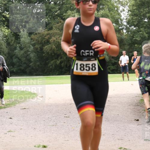 30.08.2026 - Elbe Triathlon Hamburg Antke Förster http://msf.ph/oto/10107507 30.08.2026 12:54:36 Laufen 1858 meine-sportfotos.de