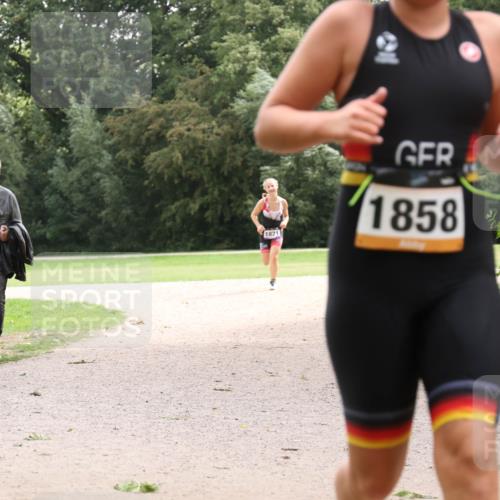 30.08.2026 - Elbe Triathlon Hamburg Antke Förster http://msf.ph/oto/10107509 30.08.2026 12:54:37 Laufen 1821, 1858 meine-sportfotos.de