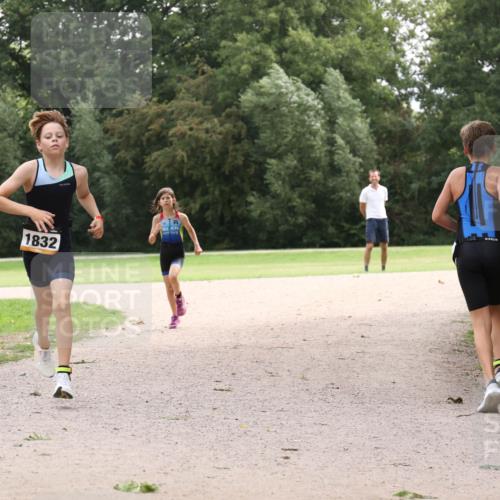 30.08.2026 - Elbe Triathlon Hamburg Antke Förster http://msf.ph/oto/10107531 30.08.2026 12:54:53 Laufen 1832 meine-sportfotos.de