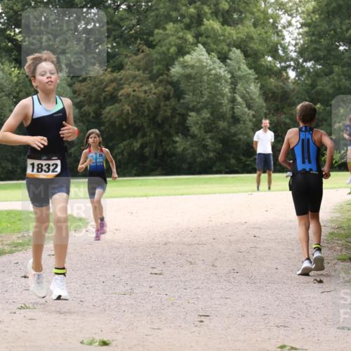 30.08.2026 - Elbe Triathlon Hamburg Antke Förster http://msf.ph/oto/10107533 30.08.2026 12:54:54 Laufen 1832 meine-sportfotos.de