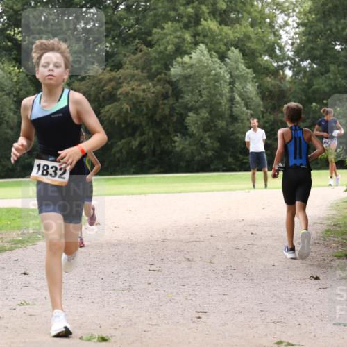 30.08.2026 - Elbe Triathlon Hamburg Antke Förster http://msf.ph/oto/10107535 30.08.2026 12:54:54 Laufen 1832 meine-sportfotos.de