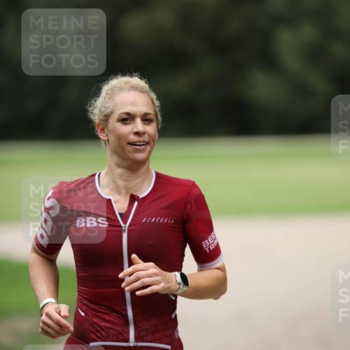 30.08.2026 - Elbe Triathlon Hamburg Antke Förster http://msf.ph/oto/10108256 30.08.2026 14:23:04 Laufen 235, 35, 1561 meine-sportfotos.de