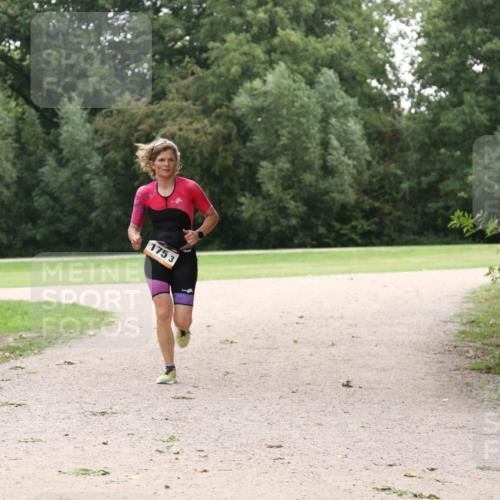 30.08.2026 - Elbe Triathlon Hamburg Antke Förster http://msf.ph/oto/10109001 30.08.2026 15:34:53 Laufen 175, 3 meine-sportfotos.de