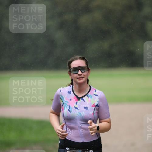 30.08.2026 - Elbe Triathlon Hamburg Antke Förster http://msf.ph/oto/10109642 30.08.2026 15:46:41 Laufen 157, 3 meine-sportfotos.de