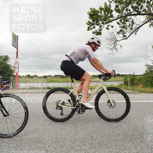 30.08.2026 - Elbe Triathlon Hamburg Michael Burmester http://msf.ph/oto/10110295 30.08.2026 14:13:46 Radfahren  meine-sportfotos.de