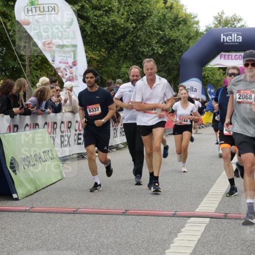 06.09.2026 - CURREX Alsterlauf Yannick Fuchs http://msf.ph/oto/10116606 06.09.2026 09:59:10 Ziel 2068, 2618, 2627, 2913, 3375, 3425, 3499, 3517, 3546, 3552, 3825, 3871, 4293, 4531, 4814, 4856, 4953, 4990, 5283, 5459, 5599, 5801, 5891, 6082, 6083, 6144, 6337, 8206, 8320 meine-sportfotos.de