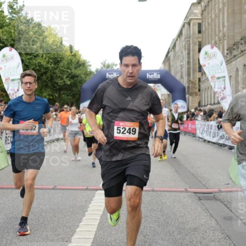 06.09.2026 - CURREX Alsterlauf Yannick Fuchs http://msf.ph/oto/10116956 06.09.2026 09:59:17 Ziel 2068, 2220, 2367, 2913, 3375, 3825, 3844, 3892, 4139, 4217, 4531, 4748, 4791, 4856, 5160, 5249, 5283, 5459, 5599, 5723, 5735, 5891, 6144, 6312, 6337, 6443 meine-sportfotos.de