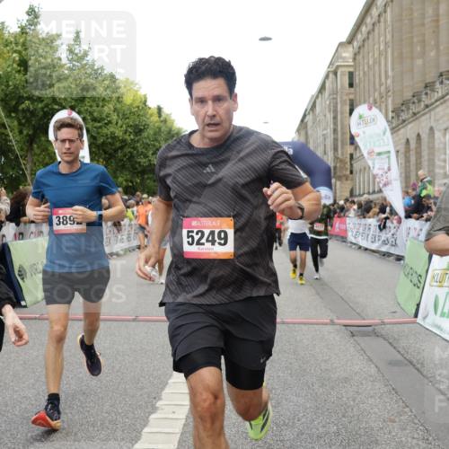 06.09.2026 - CURREX Alsterlauf Yannick Fuchs http://msf.ph/oto/10116993 06.09.2026 09:59:17 Ziel 2068, 2220, 2367, 2913, 3375, 3825, 3844, 3892, 4139, 4217, 4531, 4748, 4791, 4856, 5160, 5249, 5283, 5459, 5599, 5723, 5735, 5891, 6144, 6312, 6337, 6443 meine-sportfotos.de